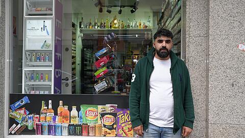 Shivan Beseh betreibt seit ein paar Monaten an der Schellingstraße einen Kiosk. Doch nun fürchtet er um seine Existenz. Denn bald darf er nach 22 Uhr kein Bier mehr verkaufen.