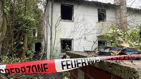 In dem Geb&auml;ude ist es zu einem Feuer gekommen. Der Verein hat das Haus ersteigert, aber nicht bezahlt.