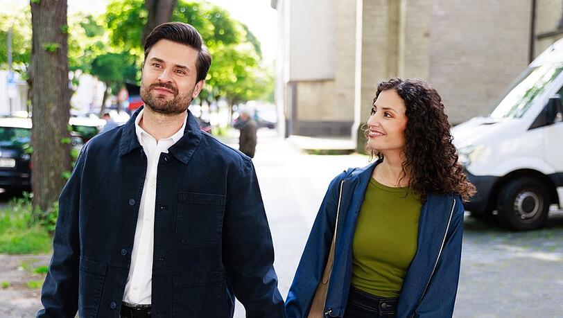 "Unter uns": Paco (l.) und Naomi beschlie&szlig;en, trotz aller Probleme ihr Liebesgl&uuml;ck zu genie&szlig;en.
