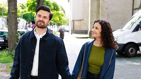 "Unter uns": Paco (l.) und Naomi beschlie&szlig;en, trotz aller Probleme ihr Liebesgl&uuml;ck zu genie&szlig;en.
