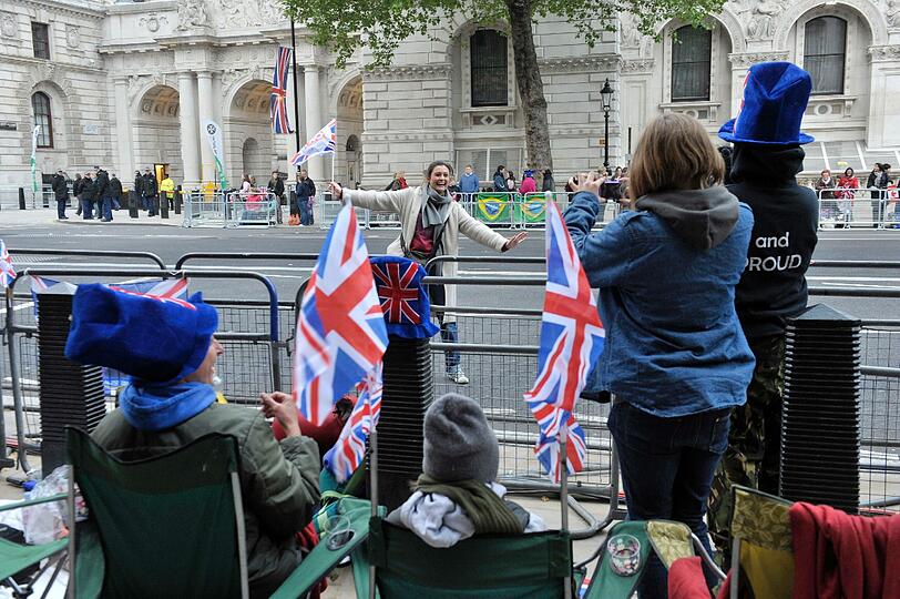 Ein Fahnenmeer, jubelnde Menschen, verkleidete Spaßvögel: So haben die Menschen in London und aller Welt die königliche Hochzeit gefeiert. Die Bilder!
