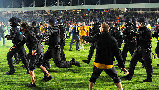Ausschreitungen im Mai gegen Osnabrück: Die Polizei muss gegen Dresden-Fans einschreiten. Ausschreitungen im Mai gegen Osnabrück: Die Polizei muss gegen Dresden-Fans einschreiten.