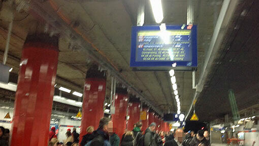Ärger im Berufsverkehr: Ein Notarzteinsatz macht der S-Bahn Probleme (Symbolbild) Ärger im Berufsverkehr: Ein Notarzteinsatz macht der S-Bahn Probleme (Symbolbild)