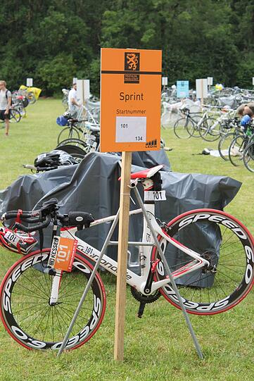 Radfahren und Schwimmen sind neben Laufen Bestandteile des Triathlon.