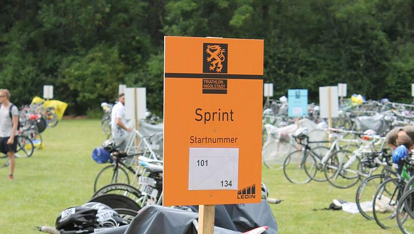 Radfahren und Schwimmen sind neben Laufen Bestandteile des Triathlon. Radfahren und Schwimmen sind neben Laufen Bestandteile des Triathlon.