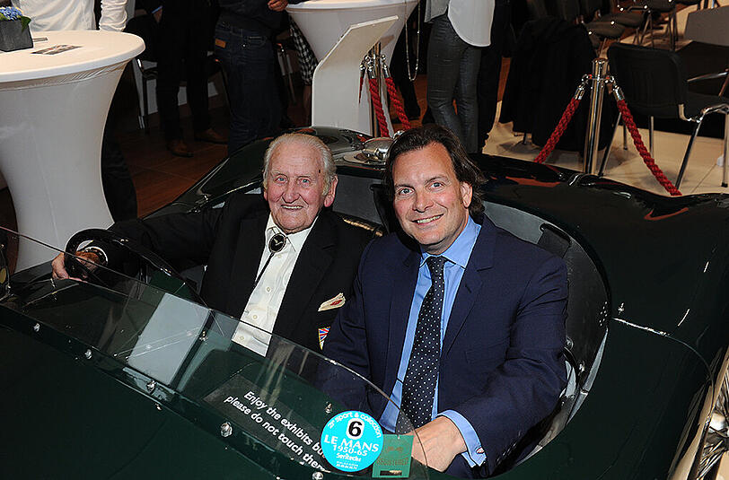Jaguar-Urgestein Norman Dewis und Michael Quinn, der Enkel des Jaguar-Gründers Sir William Lyon, sitzen im E-Type Probe.