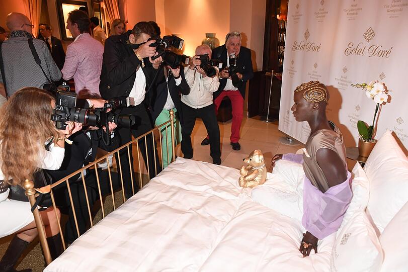 Papis Loveday im Bett fotografiert