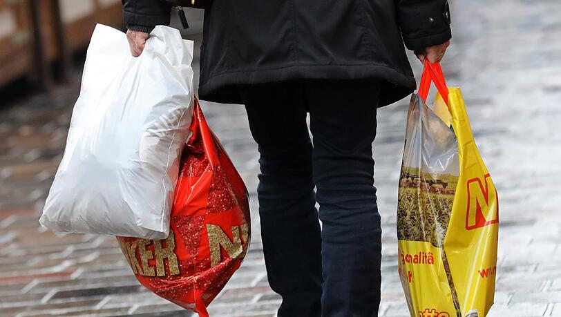 Statt Plastiktüten sollte man auf Stoffbeutel zurückgreifen. (Symbolbild) Statt Plastiktüten sollte man auf Stoffbeutel zurückgreifen. (Symbolbild)