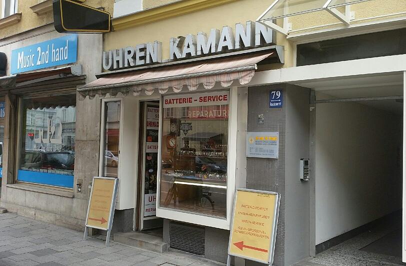 Tatort Rosenheimer Straße: Nachdem sie den Besitzer mit Pfefferspray außer Gefecht setzte, haben zwei Unbekannte einen Juwelier an der Roßenheimer Straße ausgeraubt.