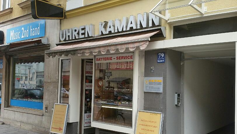Tatort Rosenheimer Straße: Nachdem sie den Besitzer mit Pfefferspray außer Gefecht setzte, haben zwei Unbekannte einen Juwelier an der Roßenheimer Straße ausgeraubt. Tatort Rosenheimer Straße: Nachdem sie den Besitzer mit Pfefferspray außer Gefecht setzte, haben zwei Unbekannte einen Juwelier an der Roßenheimer Straße ausgeraubt.