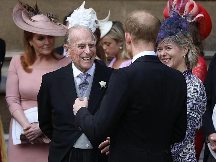 Prinz Philip zeigt sich bei der Plauderei mit Prinz Harry in bester Laune.