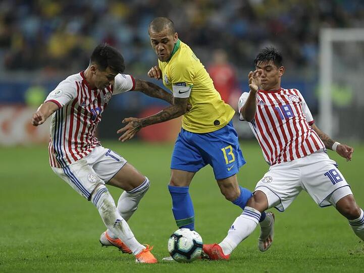 Die Brasilianer um Dani Alves (M.) mussten gegen Paraguay hart arbeiten, um zu gewinnen.