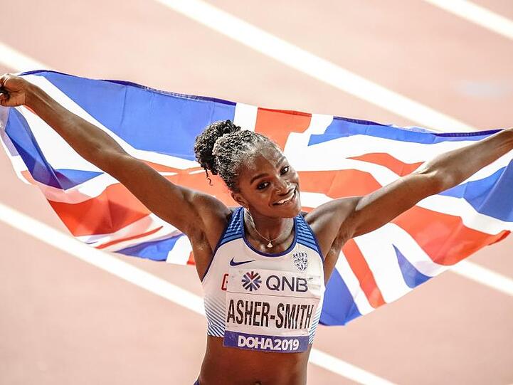 Dina Asher-Smith feiert ihren Sieg über 200 Meter.