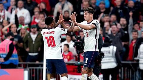 Englands John Stones (r) jubelt mit seinem Teamkameraden Raheem Sterling über sein Tor zum 1:1.