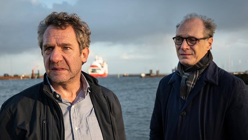 "Unter anderen Umständen: Dämonen": Axel Schreiber (Johannes Zeiler, l.) vermisst seine Frau und seine Tochter, die von einer Wattwanderung nicht zurückgekehrt sind. "Unter anderen Umständen: Dämonen": Axel Schreiber (Johannes Zeiler, l.) vermisst seine Frau und seine Tochter, die von einer Wattwanderung nicht zurückgekehrt sind.