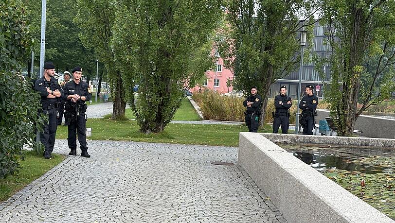 Polizisten beobachteten die Protestaktion. Polizisten beobachteten die Protestaktion.