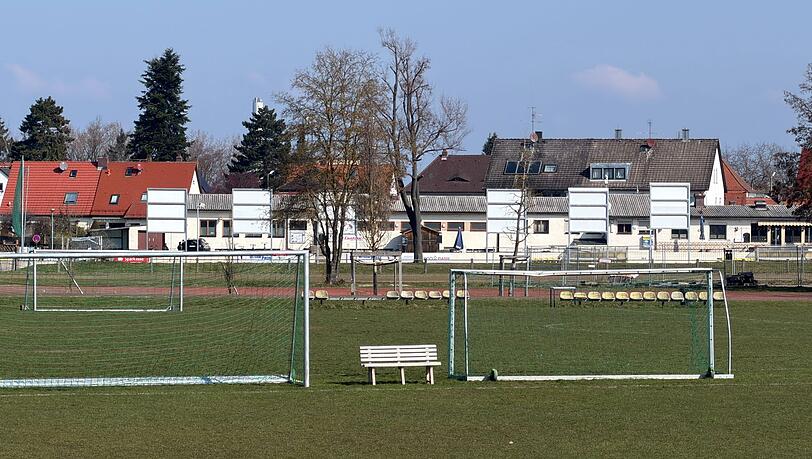 In Erlangen ist ein Fu&szlig;balltor auf einen Jungen gest&uuml;rzt.