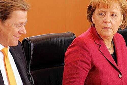 Höchst misstrauischer Blick der Chefin: Vizekanzler Guido Westerwelle kann mit seiner Hartz-IV-Debatte punkten