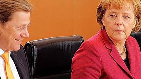 Höchst misstrauischer Blick der Chefin: Vizekanzler Guido Westerwelle kann mit seiner Hartz-IV-Debatte punkten