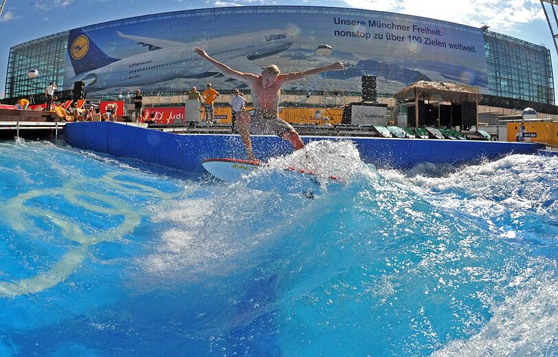 Surfen zwischen den Terminals: Auf dem Freigelände am Flughafen München ist immer was los! Noch bis zum 28. August kann die "mobile Welle" bestaunt und geritten werden.