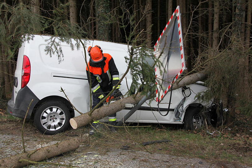 Unfall in Waldkraiburg - die Bilder vom Unfallort.