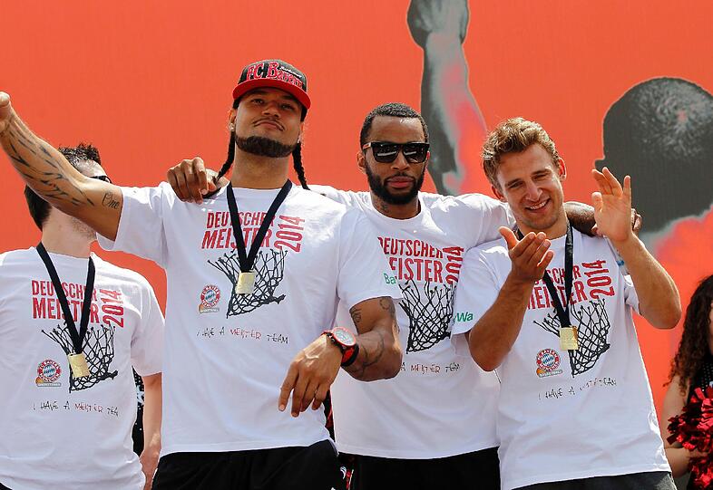 Die Basketballer des FC Bayern München feiern vor dem Audi Dome ihren Meistertitel.