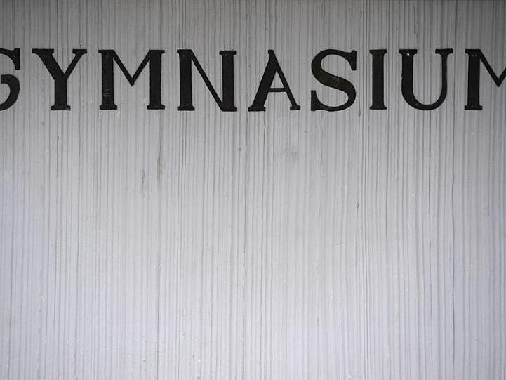 Der Schriftzug Gymnasium ist am Gebäude des Anton-Bruckner-Gymnasiums in Straubing (Niederbayern) angebracht. Foto: Armin Weigel/dpa/Archivbild