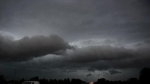 Dunkle Wolken sind über der A92 Richtung München zu sehen.