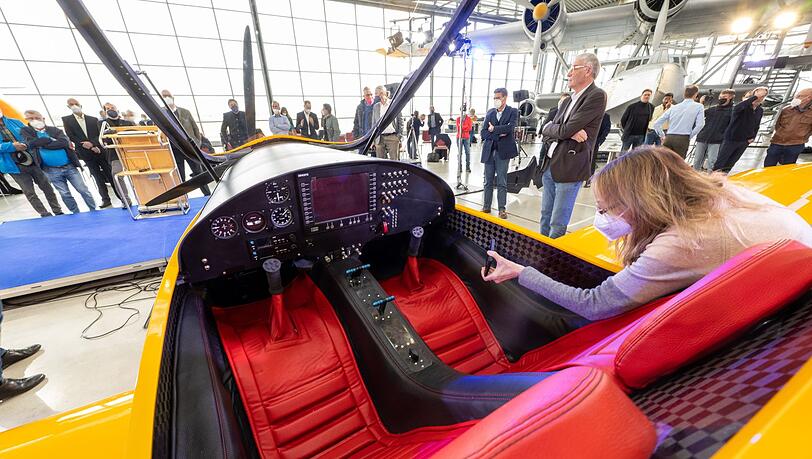 Gäste schauen sich während der Präsentation des Elektroflugzeugs "Elektra Trainer" das Cockpit an.