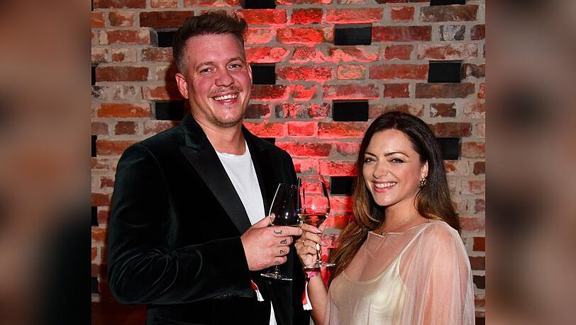 "GZSZ"-Star Anne Menden und "Bachelorette"-Kandidat Gustav Masurek strahlen bei ihrem ersten Red-Carpet-Auftritt als Paar.