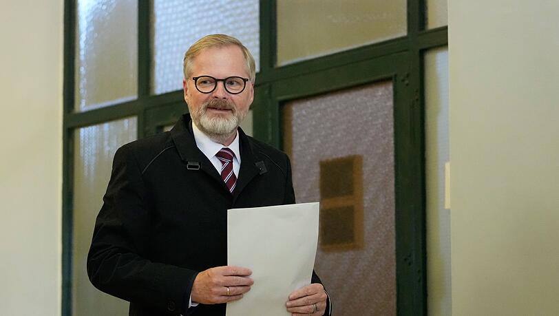 Der tschechische Regierungschef Petr Fiala gibt seine Stimme bei den Parlamentswahlen in einem Wahllokal ab. Nach der Niederlage seiner liberalkonservativen Koalition hat sein Kabinett nun seinen Rücktritt erklärt. (Archivbild) Der tschechische Regierungschef Petr Fiala gibt seine Stimme bei den Parlamentswahlen in einem Wahllokal ab. Nach der Niederlage seiner liberalkonservativen Koalition hat sein Kabinett nun seinen Rücktritt erklärt. (Archivbild)