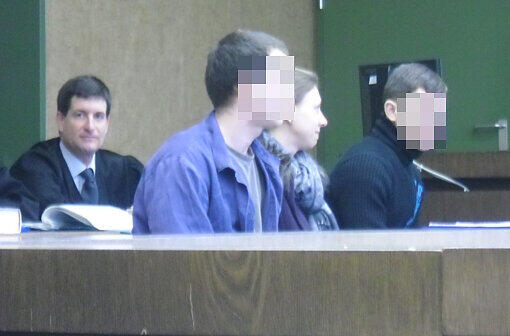 Die beiden mutmaßlichen Serieneinbrecher (v. l.): Dorel P. (23) und Florin C. (22) mit ihrer Dolmetscherin.
