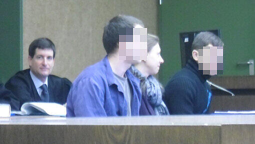 Die beiden mutmaßlichen Serieneinbrecher (v. l.): Dorel P. (23) und Florin C. (22) mit ihrer Dolmetscherin. Die beiden mutmaßlichen Serieneinbrecher (v. l.): Dorel P. (23) und Florin C. (22) mit ihrer Dolmetscherin.