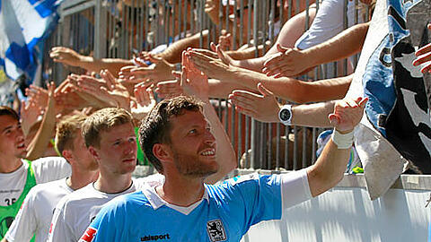Benny Lauth klatscht mit den Fans des TSV 1860 München ab.