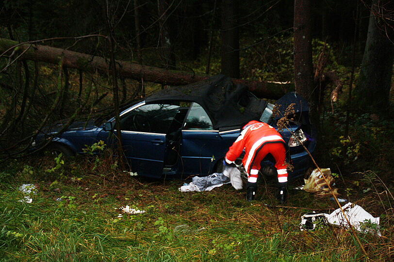 Baum zerquetscht Auto: Die Bilder vom Rettungseinsatz