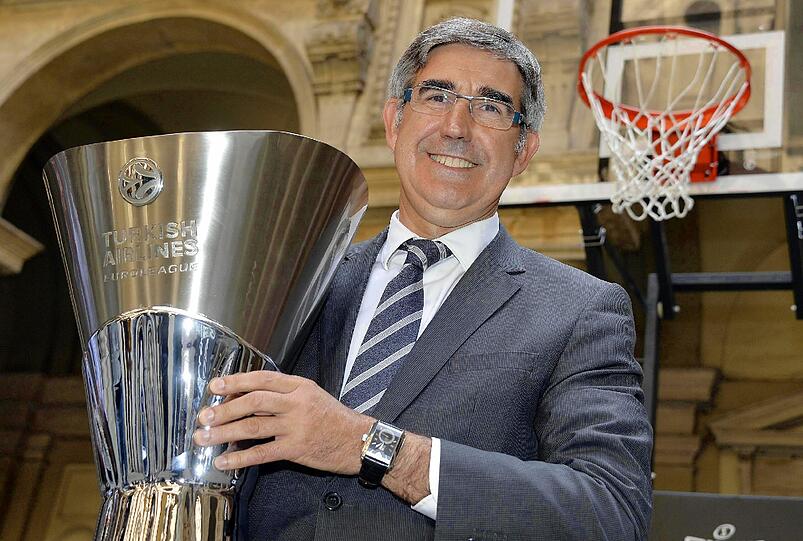 Der Euroleague-Chef Jordi Bertomeu mit der Euroleague-Trophäe.