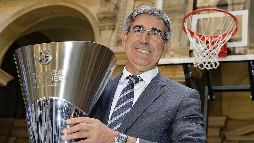 Der Euroleague-Chef Jordi Bertomeu mit der Euroleague-Trophäe. Der Euroleague-Chef Jordi Bertomeu mit der Euroleague-Trophäe.