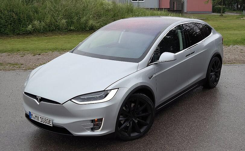 Das Model X von Tesla ist ein elegant-wuchtiges SUV mit sehr viel Platz, reinem Elektroantrieb und sehr viel Kraft. Die getestete Version 90D bringt es auf 422 PS - die Bilder.