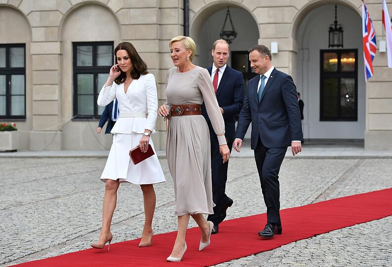 Der britische Prinz William, seine Frau Herzogin Kate (l), der polnische Präsident Andrzej Duda (r) und dessen Frau Agata (2.v.l)