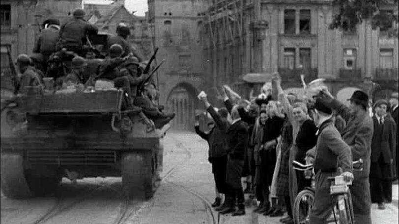 Menschen winkten am Stachus den Soldaten zu.