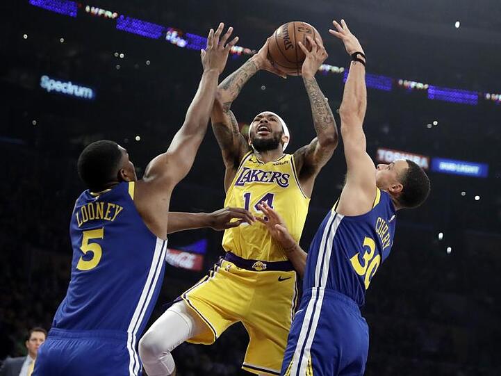 Die beiden Warriors-Spieler Kevon Looney (l) und Stephen Curry (r) versuchen Brandon Ingram am Korbwurf zu hindern.