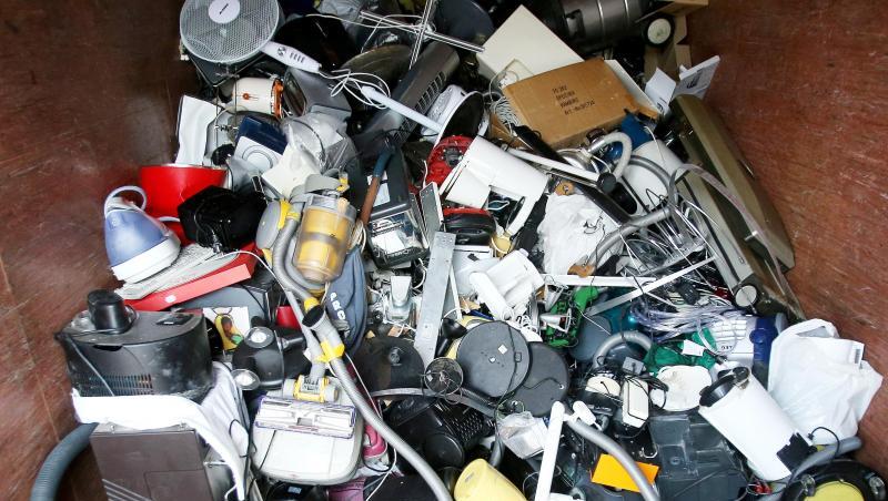 Elektroschrott: Ausrangierte Haushalts- und andere Elektrogeräte in einem Sammelbehälter. Elektroschrott: Ausrangierte Haushalts- und andere Elektrogeräte in einem Sammelbehälter.