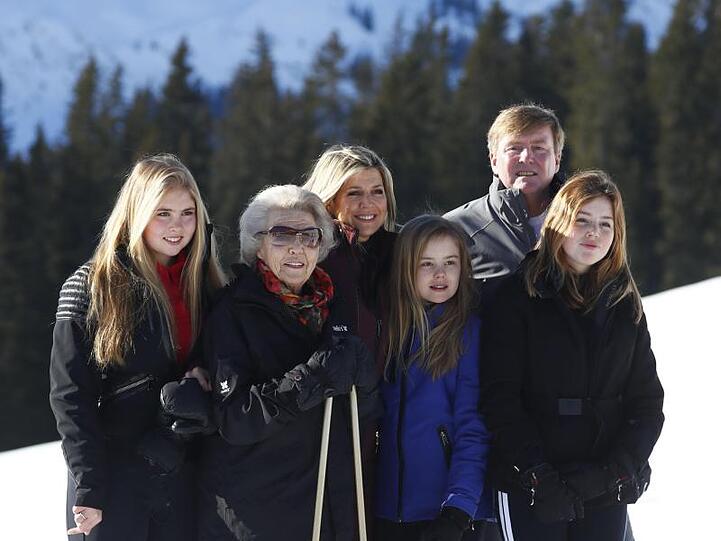 Familienfoto: König Willem-Alexander der Niederlande (2.v.r) mit seiner Familie, Mutter Prinzessin Beatrix (2.v.l), Ehefrau Königin Maxima (M) und den Töchtern Prinzessin Amalia (l), Prinzessin Ariane (3.v.r) und Prinzessin Alexia (r).