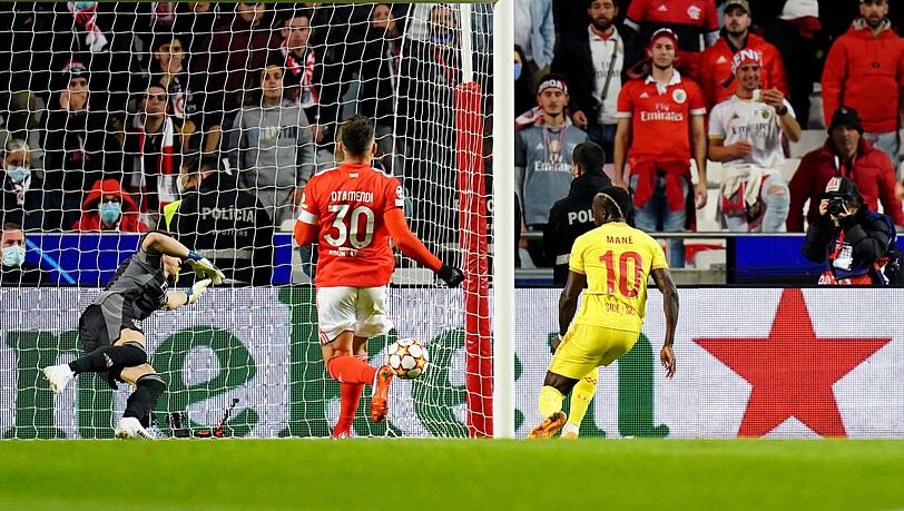 Liverpools Sadio Mane (r) erzielt das 0:2. Liverpools Sadio Mane (r) erzielt das 0:2.
