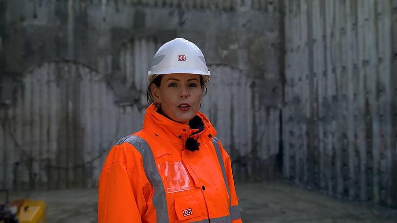 Anke Berger, die Technische Leiterin unterirdisch West und Hauptbahnhof Tief bei der Zweiten Stammstrecke, zeigt im Video die Baufortschritte des Jahres 2023.