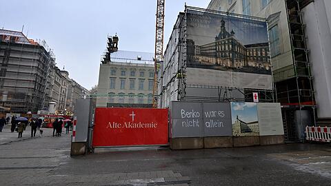 Die Alte Akademie in der Münchner Fußgängerzone hat René Benkos Signa 2013 vom Freistaat im Erbbaurecht gekauft – und wollte sie umbauen. Seit November ist Baustopp, nur noch Sicherungsarbeiten werden gemacht.