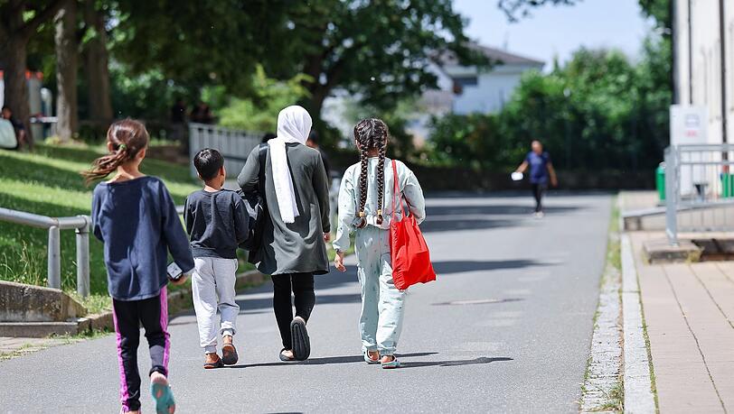 Flüchtlinge und Migranten gehen in der Zentralen Aufnahmeeinrichtung für Asylbewerber in Bayern in Zirndorf (Kreis Fürth) über das Gelände. In ganz Bayern ist die Unterbringungssituation von Flüchtlingen in den Kommunen weiter sehr angespannt.