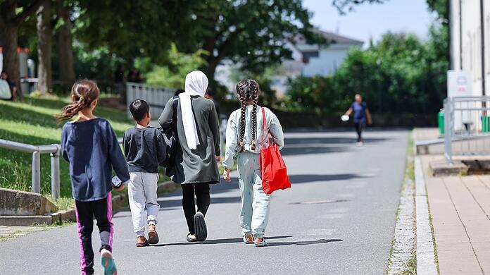 Flüchtlinge und Migranten gehen in der Zentralen Aufnahmeeinrichtung für Asylbewerber in Bayern in Zirndorf (Kreis Fürth) über das Gelände. In ganz Bayern ist die Unterbringungssituation von Flüchtlingen in den Kommunen weiter sehr angespannt.