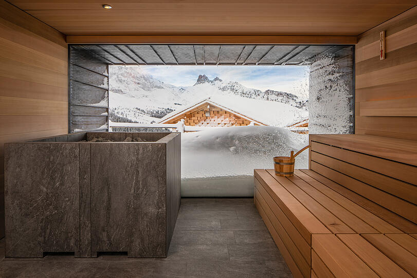 Die einladende Zirbensauna mit wundervollem Ausblick.