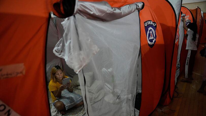 Auf der Flucht vor Supertaifun "Fung-Wong" mussten mehr als eine Million Menschen ihre Häuser verlassen. Auf der Flucht vor Supertaifun "Fung-Wong" mussten mehr als eine Million Menschen ihre Häuser verlassen.